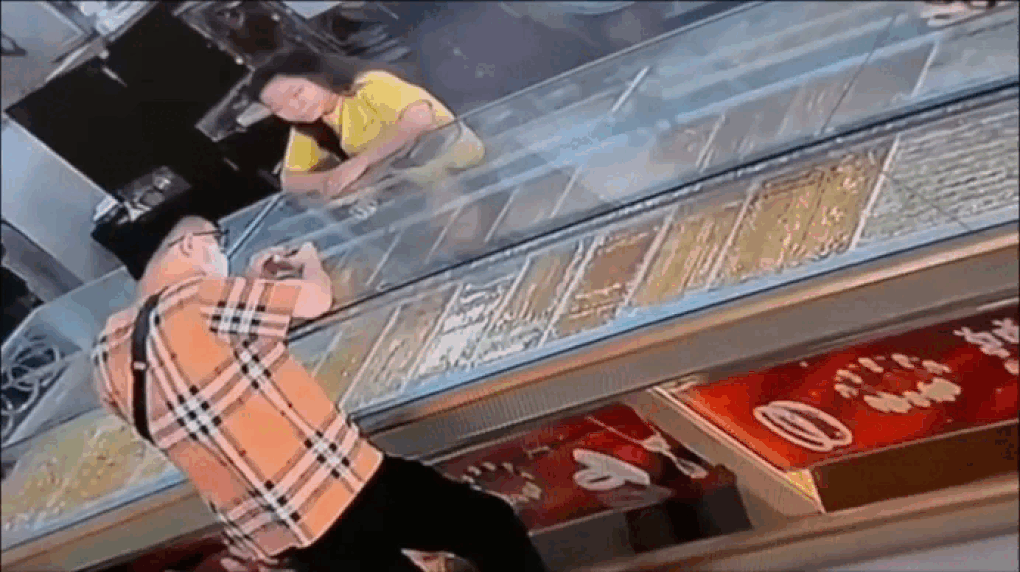 Truy tìm 2 kẻ cướp tiệm vàng ở TPHCM - 1