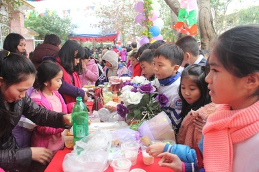 Rộn ràng “Hội chợ tuổi thơ” cho các em học sinh tiểu học