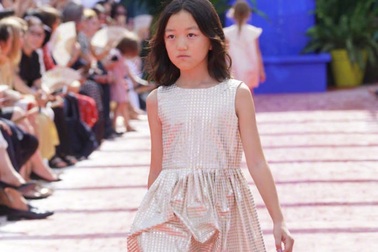 Con gái Vương Phi tự tin làm người mẫu thời trang