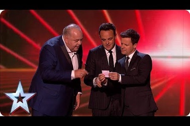 Ảo thuật gia hài hước giả bộ vụng về chiếm thiện cảm người xem