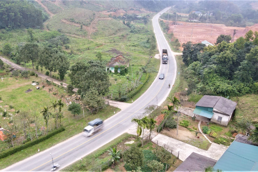 Camera ghi cảnh nhiều ô tô vượt ẩu trên cung đường tử thần - 2 Camera ghi cảnh nhiều ô tô vượt ẩu trên cung đường tử thần - 2