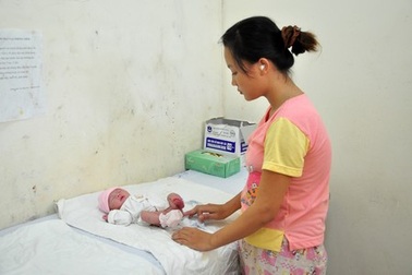 Phẫu thuật thành công khối u nặng 0,5kg cho bé sơ sinh