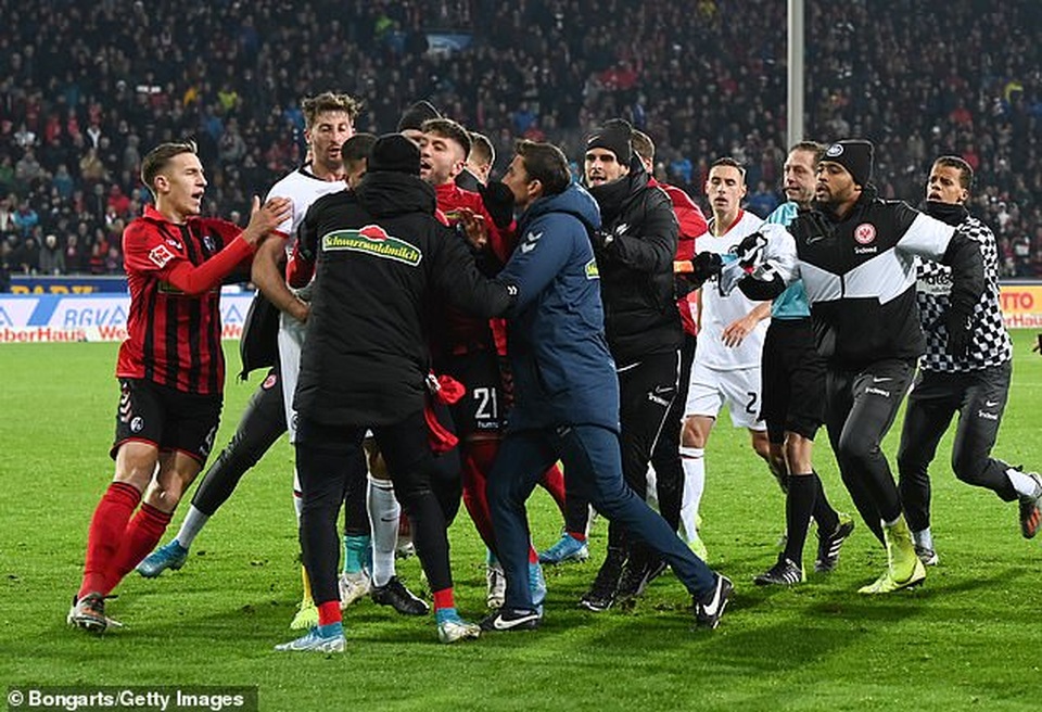 Những khoảnh khắc điên rồ chỉ có ở giải Bundesliga - 1 Những khoảnh khắc điên rồ chỉ có ở giải Bundesliga - 1