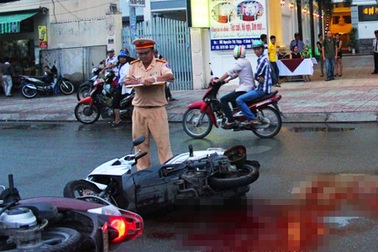 Bị kính chiếu hậu đâm vào cổ, một người tử vong