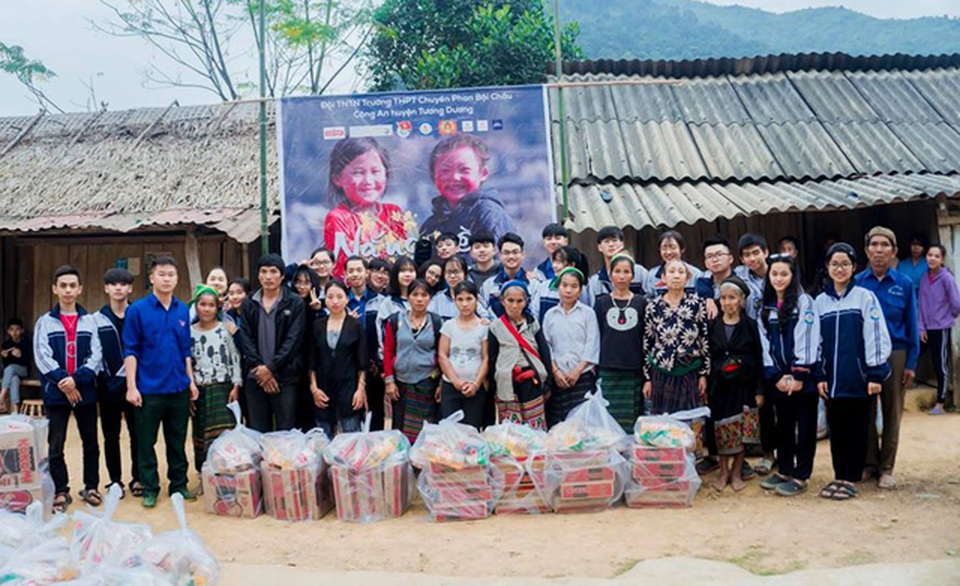 Học sinh trường Phan tặng quà Tết cho bản nghèo - 4 Học sinh trường Phan tặng quà Tết cho bản nghèo - 4