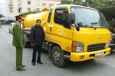 Xe công ty môi trường xả thải... độc hại