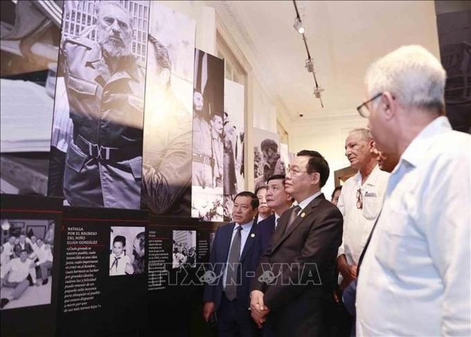 Chủ tịch Quốc hội tham quan phòng truyền thống tại Trung tâm Fidel Castro Ruz - Ảnh: TTXVN

