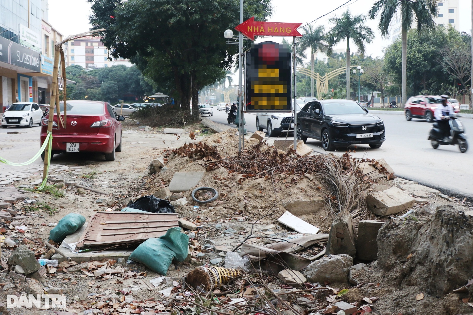 Gần Tết, nhiều tuyến vỉa hè ở thành phố Vinh đang bị xới tung - 6 Gần Tết, nhiều tuyến vỉa hè ở thành phố Vinh đang bị xới tung - 6