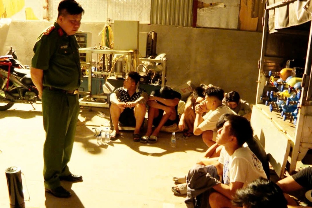 Hải Phòng triệt phá ổ nhóm buôn bán khí cười, tạm giữ 18 người - 1 Hải Phòng triệt phá ổ nhóm buôn bán khí cười, tạm giữ 18 người - 1