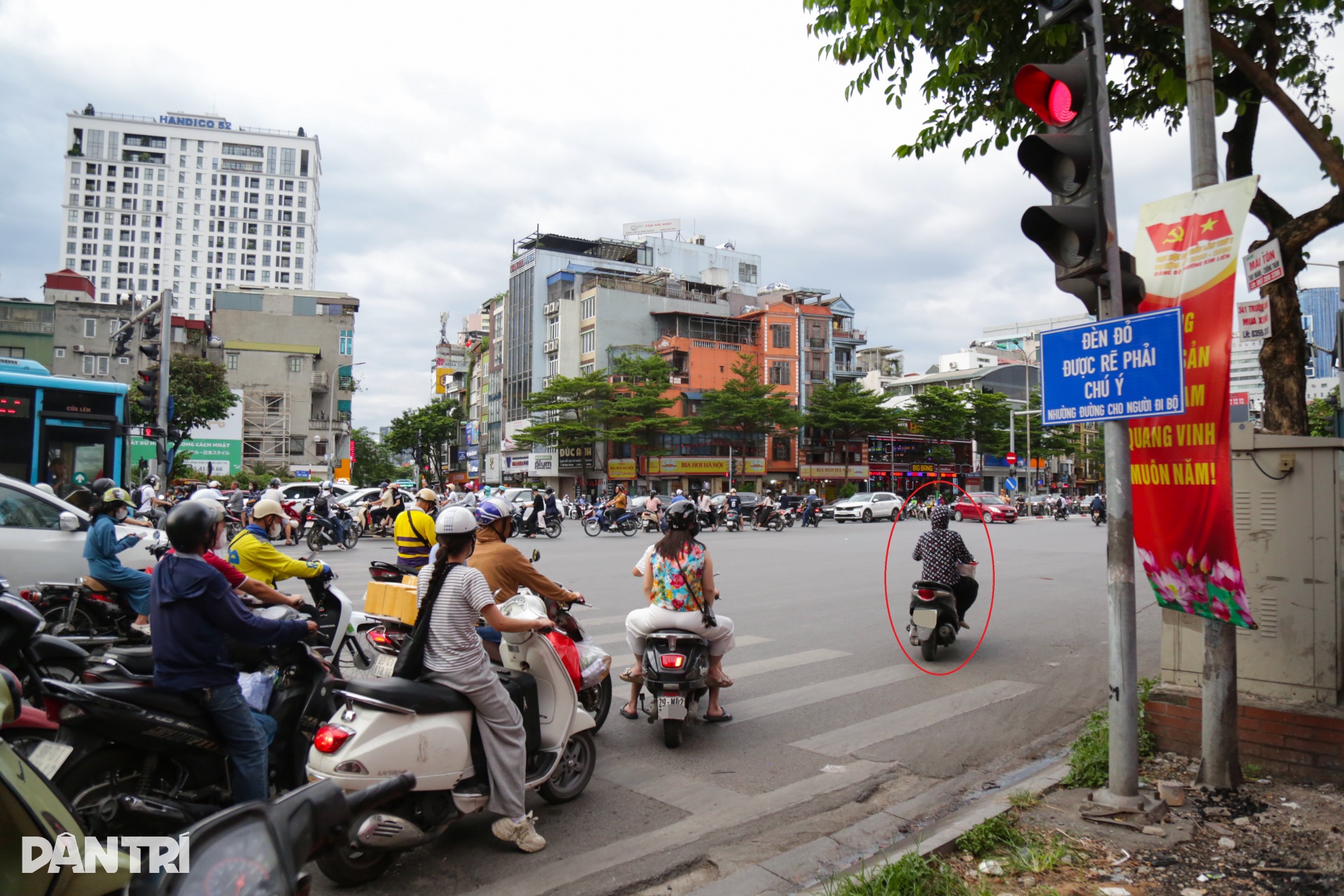 Bất chấp mức phạt nặng, nhiều lái xe máy và ô tô vẫn vượt đèn đỏ ở Hà Nội - 13 Bất chấp mức phạt nặng, nhiều lái xe máy và ô tô vẫn vượt đèn đỏ ở Hà Nội - 13
