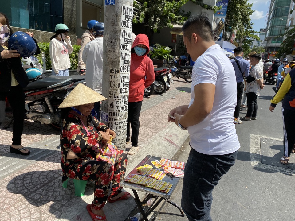 Người đi lễ bị chặt chém phí gửi xe, điểm trông giữ hốt bạc ngày Tết - 13 Người đi lễ bị chặt chém phí gửi xe, điểm trông giữ hốt bạc ngày Tết - 13