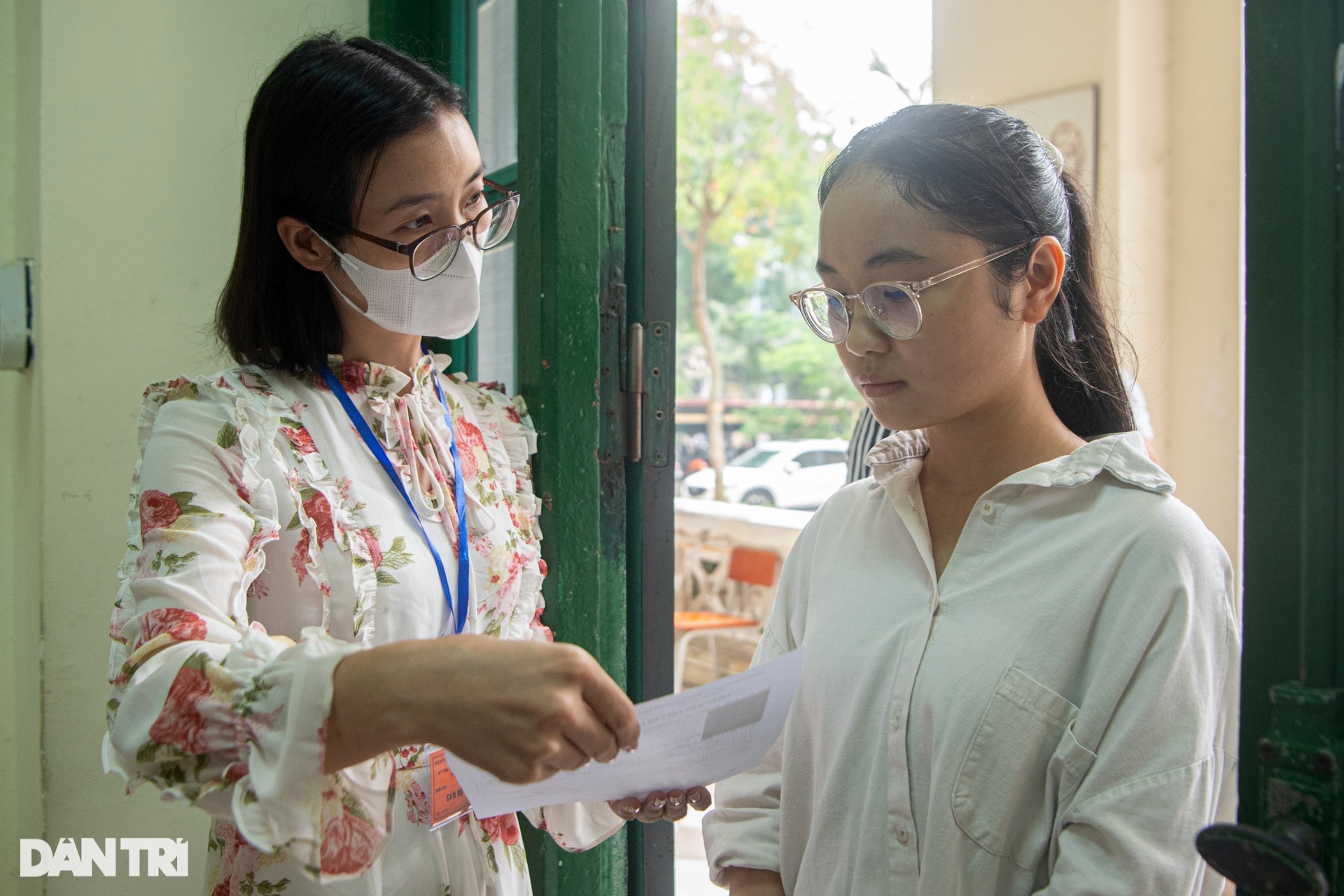 Sĩ tử Hà Nội lo lắng tới mất ngủ, dậy sớm đi làm thủ tục thi lớp 10 - 7 Sĩ tử Hà Nội lo lắng tới mất ngủ, dậy sớm đi làm thủ tục thi lớp 10 - 7