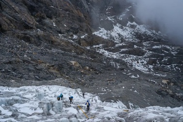 Hiểm họa từ "băng bẩn" trên dãy Himalaya, muội than thúc đẩy sự tan chảy