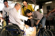 Đạo diễn Dustin Nguyễn cùng bố mẹ vợ trao quà người nghèo