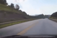 Ô tô lấn làn, chạy ngược chiều trên cao tốc, đe dọa tính mạng người đi đúng