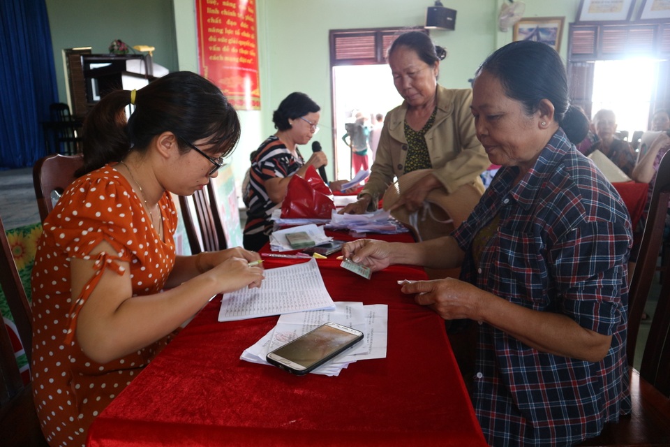 Quảng Nam: Cán bộ đến tận cơ sở làm thủ tục cho lao động thất nghiệp - 2