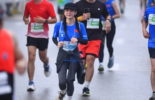 Những bóng hồng xinh đẹp trên đường chạy giải Standard Chartered Marathon - 5