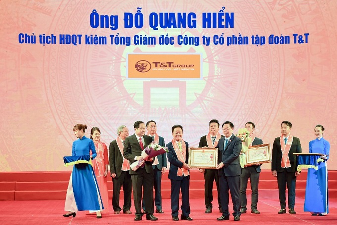 “Bầu Hiển” ủng hộ hơn 8 tỷ đồng tiếp sức đồng bào miền Trung vượt lũ - Ảnh 1.