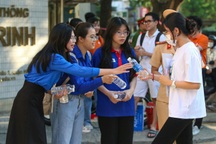 Đi làm tình nguyện viên tiếp sức mùa thi là rảnh rỗi, "làm màu"?