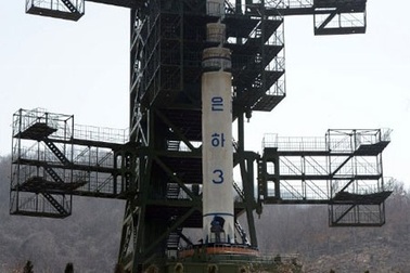 Cận cảnh tên lửa Triều Tiên nằm trên bệ phóng 