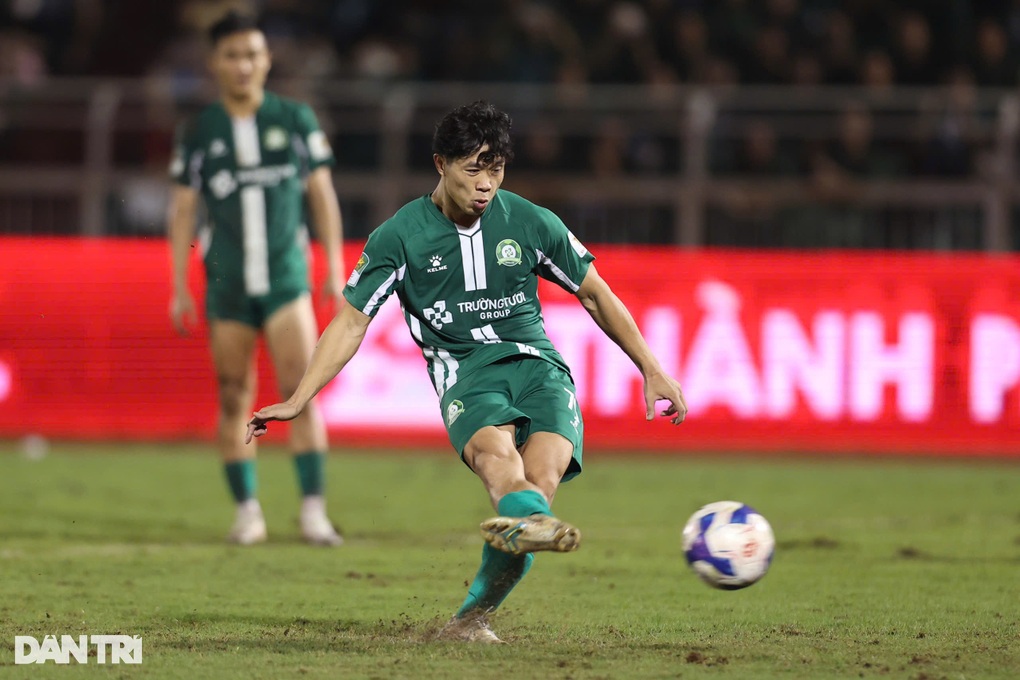 Bùi Tiến Dũng tỏa sáng, Công Phượng đá hỏng phạt đền trận tranh vé V-League - 1 Bùi Tiến Dũng tỏa sáng, Công Phượng đá hỏng phạt đền trận tranh vé V-League - 1