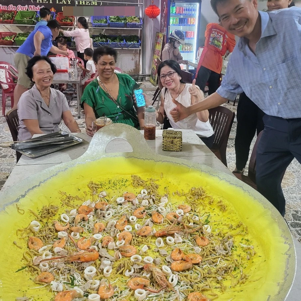 Bánh xèo 1 triệu đồng dùng 1,2kg mực ống và tôm sú gây xôn xao ở Tây Ninh - 2 Bánh xèo 1 triệu đồng dùng 1,2kg mực ống và tôm sú gây xôn xao ở Tây Ninh - 2