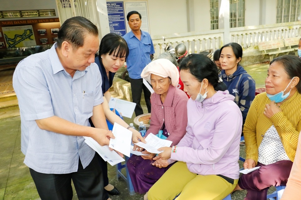 Bộ Tư lệnh Biên phòng thăm, tặng quà gia đình chính sách ở vùng biên giới - 3 Bộ Tư lệnh Biên phòng thăm, tặng quà gia đình chính sách ở vùng biên giới - 3