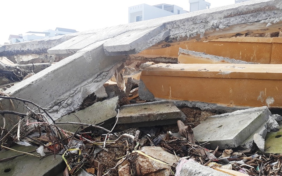 Cận cảnh kè sông gần 12 tỷ đồng chưa bàn giao đã bị sóng đánh tan nát - 1 Cận cảnh kè sông gần 12 tỷ đồng chưa bàn giao đã bị sóng đánh tan nát - 1