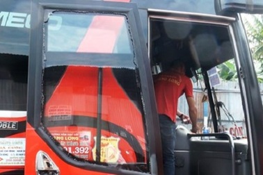 Côn đồ chặn đường tấn công xe khách, hàng chục người hoảng loạn