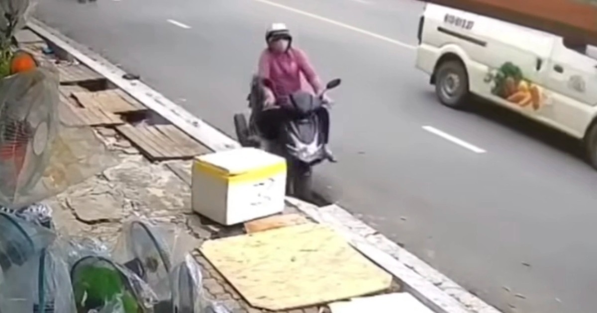 Xe máy lao xuống rãnh sâu bên đường, người phụ nữ ngã lộn nhào Xe máy lao xuống rãnh sâu bên đường, người phụ nữ ngã lộn nhào