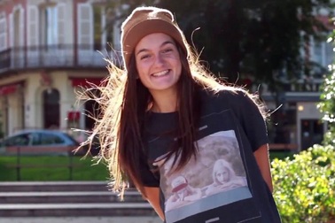 Nữ biker 22 tuổi khiến giới mày râu kính nể