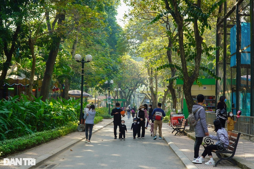 Thất hứa nhiều lần, bố mẹ liều mình đưa con nhỏ vào công viên vui chơi - 2 Thất hứa nhiều lần, bố mẹ liều mình đưa con nhỏ vào công viên vui chơi - 2