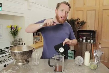 Du khách nước ngoài chia sẻ cách pha chế món cafe sữa đá kiểu Việt Nam