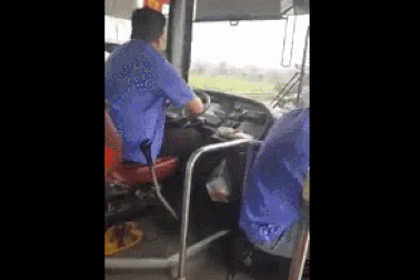 Hoảng hồn tài xế xe buýt vừa lái xe vừa dùng điện thoại