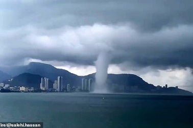 Video: Khoảnh khắc vòi rồng khổng lồ tiến vào thành phố ven biển Malaysia