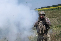 Binh sĩ Ukraine "đánh cược với tử thần" tìm cách vượt bãi mìn Nga