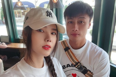 Hôn nhân vượt thị phi của cầu thủ Mạc Hồng Quân và người mẫu cao 1,78m