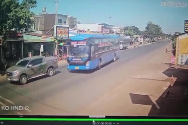 Video ghi lại thời điểm xảy ra vụ tai nạn giữa xe khách và xe tải