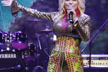 Ca sỹ 72 tuổi xinh đẹp trên sân khấu