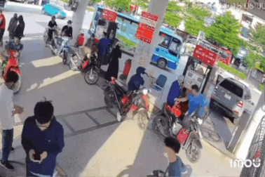 Ô tô lùi đổ trụ bơm xăng gây cháy ngùn ngụt ở Hà Nội