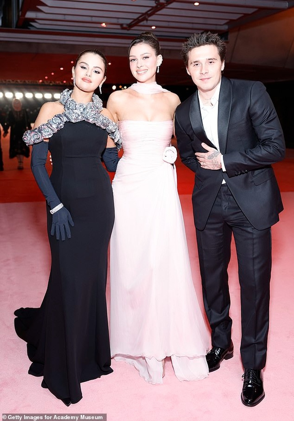 Sau đám cưới rầm rộ, Selena Gomez bị chỉ trích vô ơn - 3 Sau đám cưới rầm rộ, Selena Gomez bị chỉ trích vô ơn - 3