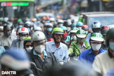 Đường phố TPHCM kẹt cứng ngày đầu người dân trở lại làm việc sau nghỉ lễ