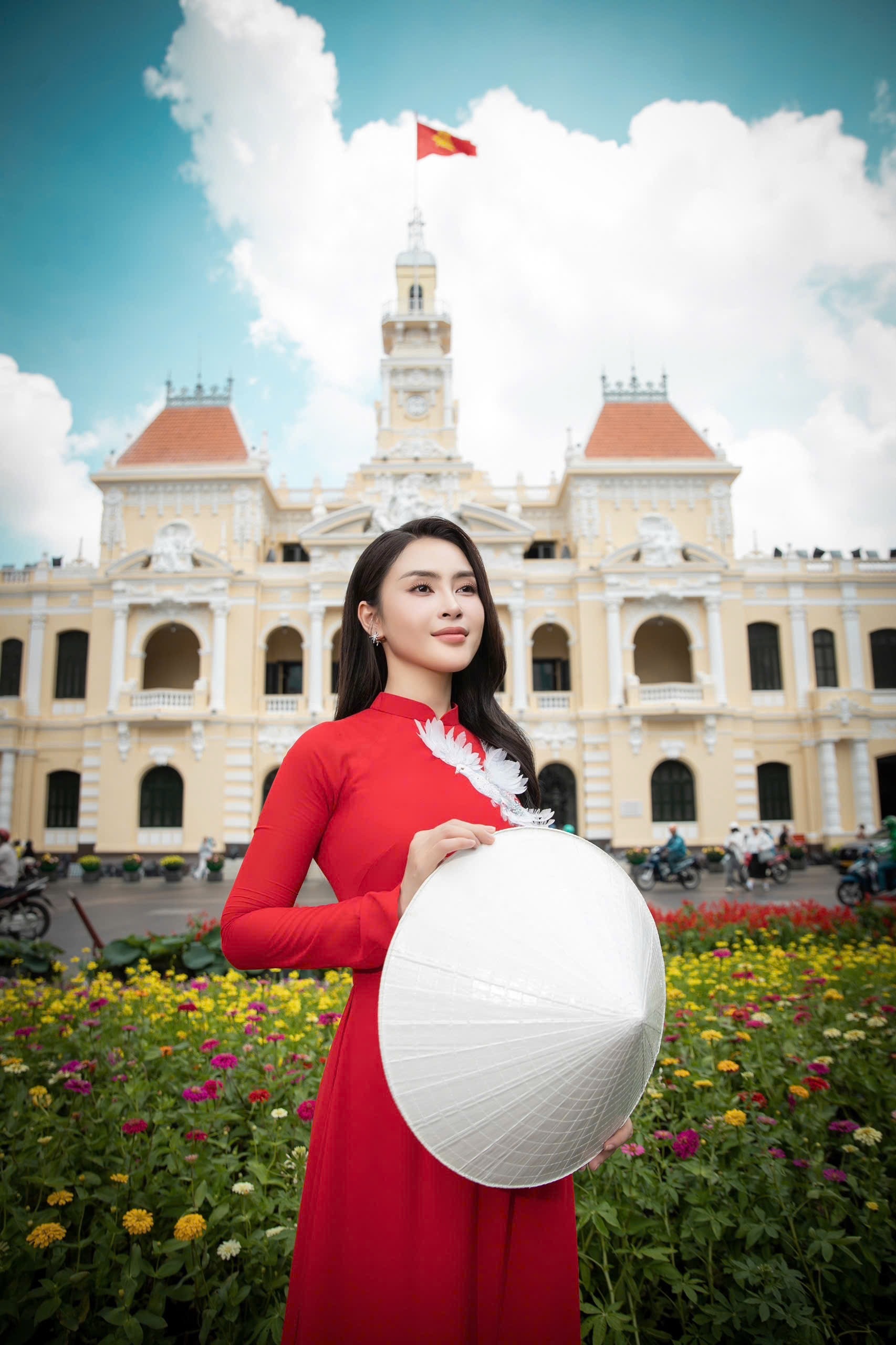 Hoa hậu Lý Kim Thảo diện áo dài đỏ chụp ảnh tại các địa danh ở TPHCM - 1