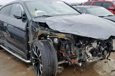 Siêu SUV Lamborghini Urus nát đầu vẫn được trả giá cả trăm ngàn đô