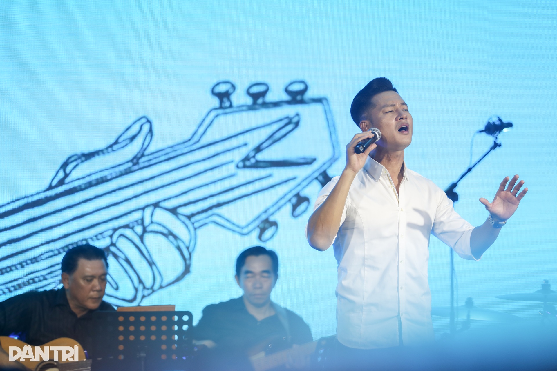Hồng Nhung, Quang Dũng hòa giọng tưởng nhớ 24 năm ngày mất Trịnh Công Sơn - 7 Hồng Nhung, Quang Dũng hòa giọng tưởng nhớ 24 năm ngày mất Trịnh Công Sơn - 7