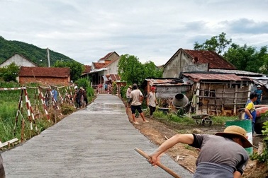 Chính quyền tháo dỡ, bê tông hóa “con đường đau khổ”, dân vỡ oà vui sướng!