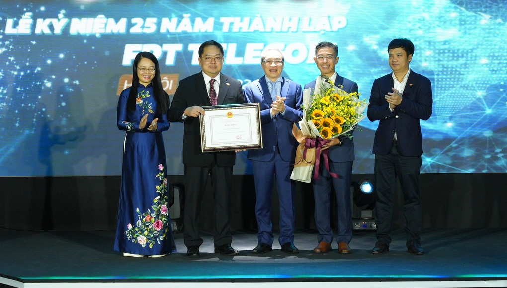 Ông Hoàng Nam Tiến, chủ tịch FPT Telecom, nhận bằng khen từ Bộ Thông tin và Truyền thông nhân kỷ niệm 25 năm thành lập công ty. Ông Hoàng Nam Tiến, chủ tịch FPT Telecom, nhận bằng khen từ Bộ Thông tin và Truyền thông nhân kỷ niệm 25 năm thành lập công ty.