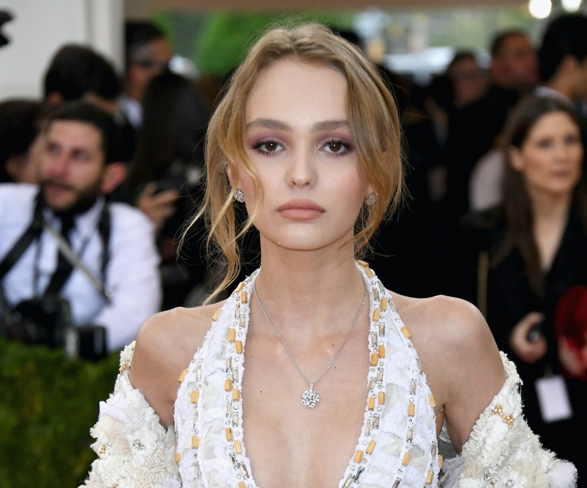 Sự im lặng khó hiểu của con gái Johnny Depp trước sóng gió đời cha - 2 Sự im lặng khó hiểu của con gái Johnny Depp trước sóng gió đời cha - 2