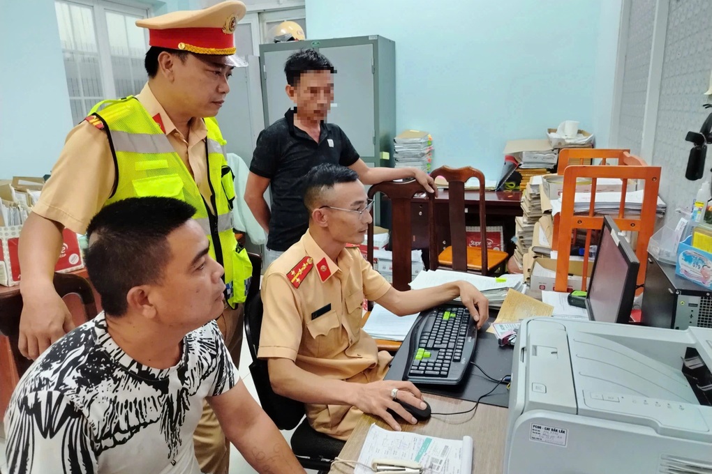 Vụ xe khách nhồi nhét bị phạt 230 triệu đồng: Tài xế khai bậy tên - 1 Vụ xe khách nhồi nhét bị phạt 230 triệu đồng: Tài xế khai bậy tên - 1