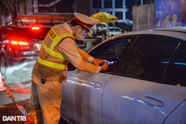 Phải làm gì khi không uống rượu bia mà vẫn thổi lên nồng độ cồn?